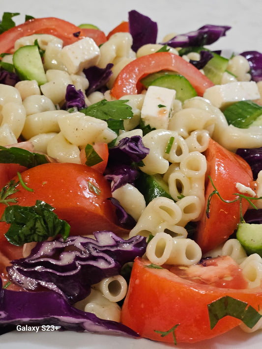 Salade de légumes de saison avec pâtes et fromage feta
